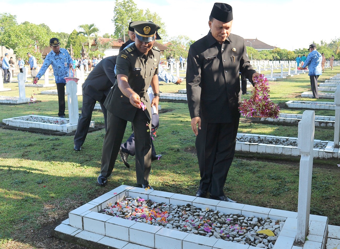 Tabur Bunga, Sekda Dewa Indra Ajak Korpri Menjadi Insan Dewasa dan Matang Dalam Memberikan Pelayanan Publik