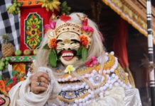 Wagub Cok Ace Ngayah Nyolahang Topeng Sidakarya di Pura Desa Abianseka Mas NyolahangTopeng