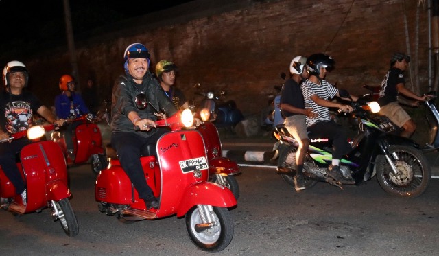 Hadiri Anniversary Dewata Scooter Club Ke 23, Wagub Cok Ace Naik Vespa