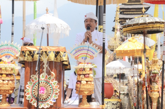 Melalui Upacara Yadnya Danu Kertih di Pura Ulun Danu Batur, Masyarakat Diharapkan Makin Peduli Menjaga Kebersihan Danau