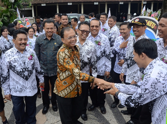 Gubernur Koster : Tidak Ada Negara Yang Berhasil Pendidikannya Tanpa Guru Yang Berkualitas