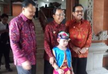 Bercita-cita Ingin Jadi Gubernur, Bocah TK Ini Ngebet Foto Bareng Koster Koster