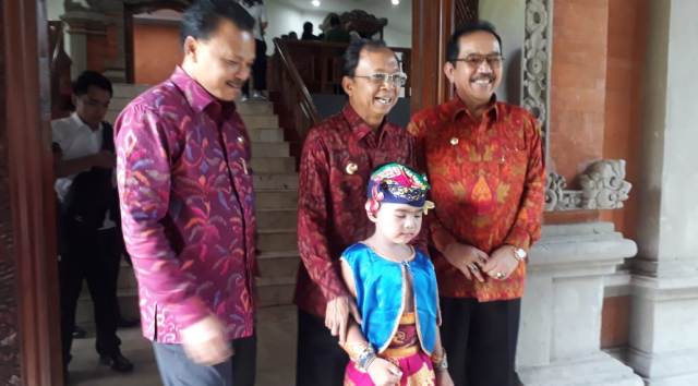 Bercita-cita Ingin Jadi Gubernur, Bocah TK Ini Ngebet Foto Bareng Koster