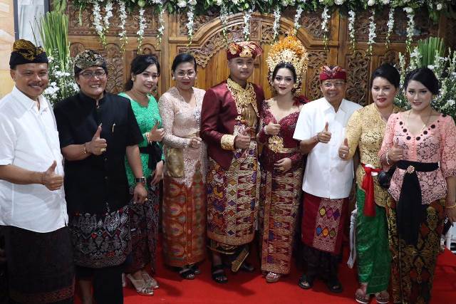 Gubernur Koster Bersama Istri Hadiri  Pernikahan Putra Bupati Badung