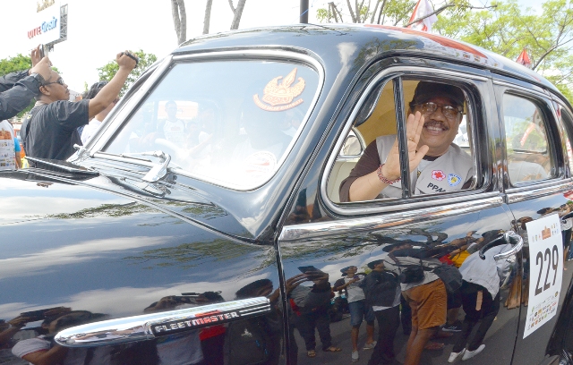 Galang Dana Untuk Lombok-Palu, Wagub Cok Ace Ikut Touring Mobil Klasik