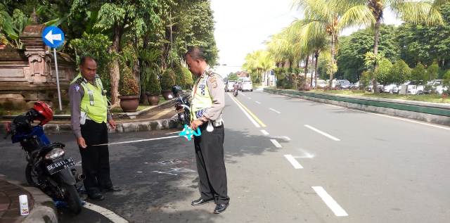 Diduga Mabuk, Pengendara Motor Tabrak Mobil di Depan Kantor Bupati