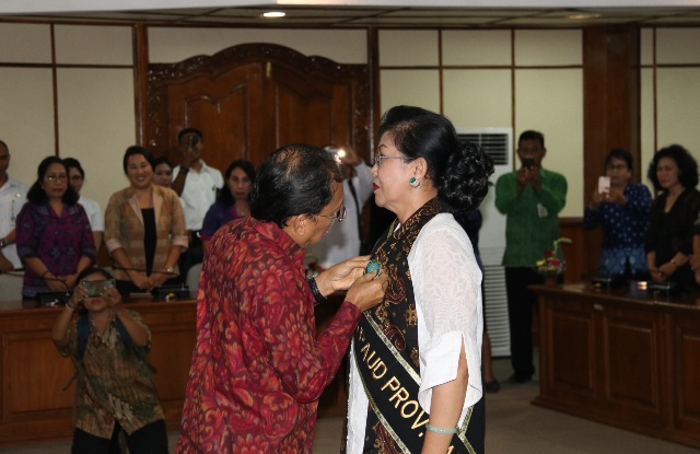 Gubernur Koster Kukuhkan Ny. Putri Suastini Koster Sebagai Bunda PAUD Provinsi Bali