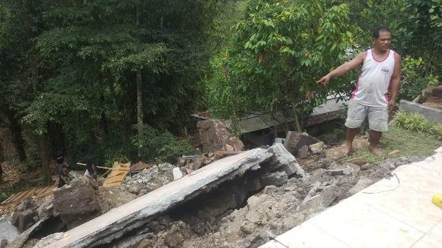 Hujan Deras Senderan Rumah di Tangguntiti Ambruk