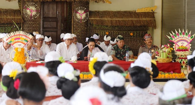 Bupati Eka “Nyaksi” Ngusaba Desa dan Ngusaba Nini  di Pura Puseh lan Desa Singin