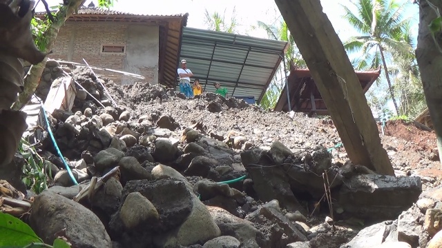 Diguyur Hujan, Pagar Rumah Warga Manistutu Amblas