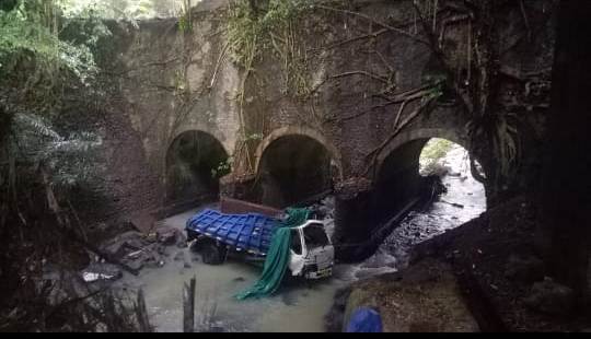 Wow… Jalan Turunan Truk  Meluncur Terjun Bebas ke Sungai