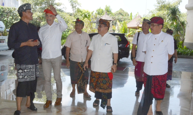 Pastikan Instruksi Gubernur Bali Nomor 2331 Tahun 2018 Dijalankan, Wagub Cok Ace Turun Ke Lapangan