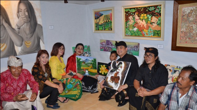 Buka Pameran Seni Rupa PPB, Ny. Putri Suastini Koster Borong Lukisan Perupa Disabilitas