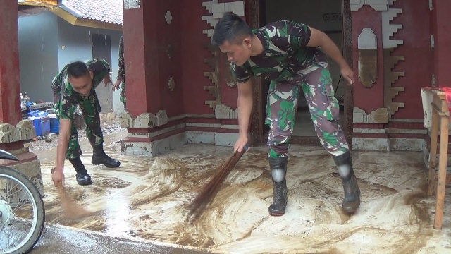 Pasca Banjir Bandang, Anggota TNI Bantu Bersihkan Rumah Warga dari Lumpur