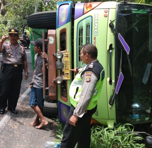 Truk Pengangkut Kertas Terguling di Jalur Denpasar- Gilimanuk 