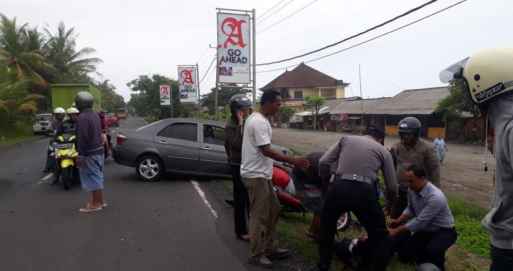 Hindari Jalan Berlubang di Selabih, Pemotor Jatuh Ditabrak Vios