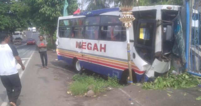 Diduga Rem Blong, Truk Tabrak Mobil dan Motor di Jembrana