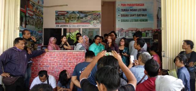 Merasa Ditipu, Pembeli Rumah Subsidi Ngluruk Kantor Pemasaran Puri Parahyangan