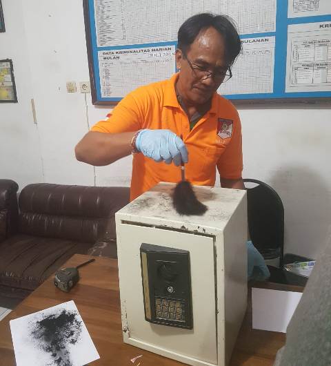 Warga Bongan Kauh Temukan Brankas Diduga Hasil Curian