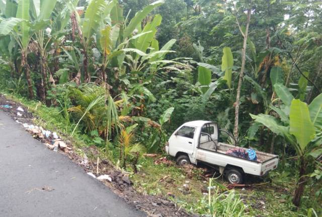 Mobil Pickup Terperosok ke Jurang Sedalam 3 Meter