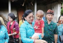 Sebagai Bentuk Kepedulian, Ny. Putri Koster Serahkan Bantuan untuk Balita di Bangli