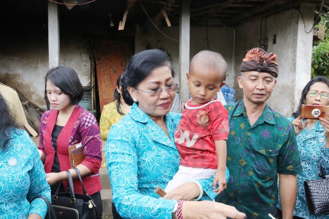 Sebagai Bentuk Kepedulian, Ny. Putri Koster Serahkan Bantuan untuk Balita di Bangli