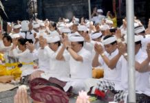 Sekda Bali Dewa Indra Ikuti Prosesi Upacara Bumi Sudha di Pura Watu Klotok