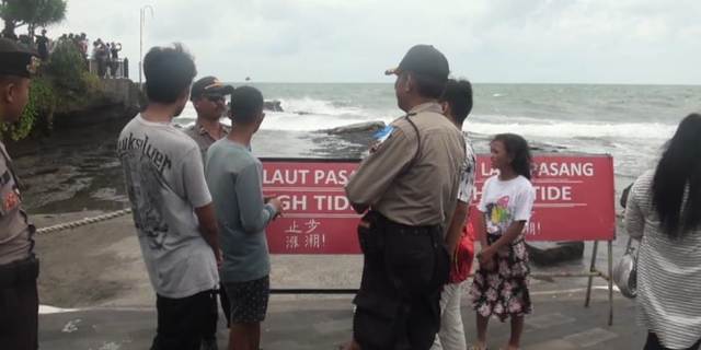 Gelombang Pasang, Wisatawan Dihimbau Jauhi Pantai Tanah Lot