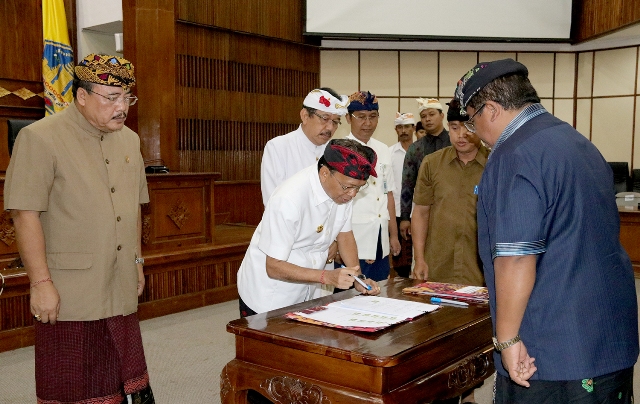 Pemprov Bali Tandatagani Program Kerjasama Jaminan Kesehatan Nasional-Krama Bali Sehat