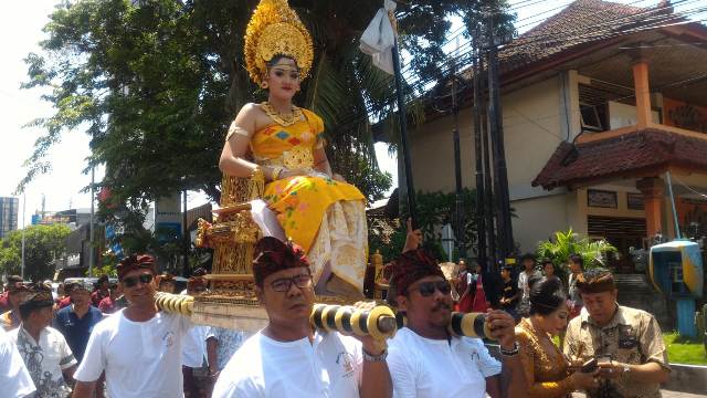 Upacara “Munggah Deha Teruna’ Tradisi Anak Menginjak Remaja