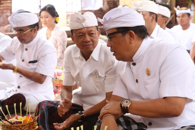 Gubernur Koster dan Wakil Bupati Sanjaya Hadiri Ngenteg Linggih Pura Manik Jati Pejaten