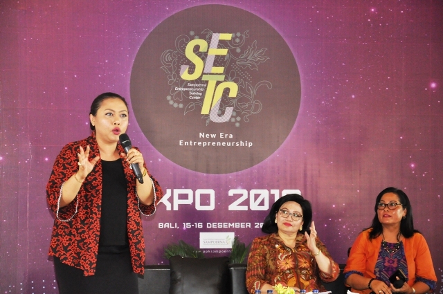 Seminar Bertajuk Perempuan, Kreatifitas dan Wirausaha, Bupati Eka Menekankan Perempuan Harus Mengambil Kesempatan Berusaha lewat Online