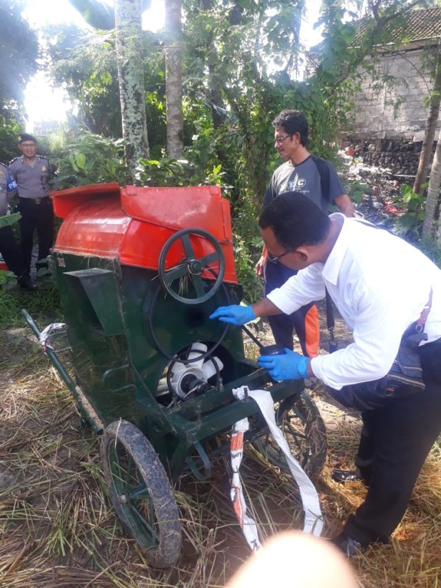 Parkir Disawah, Mesin Perontok Padi Bantuan Kementrian Desa Raib