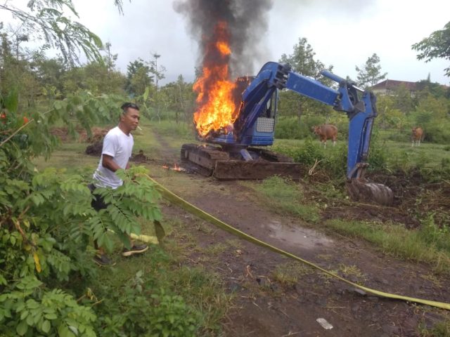 Keruk Saluran Air, Excavator Terbakar