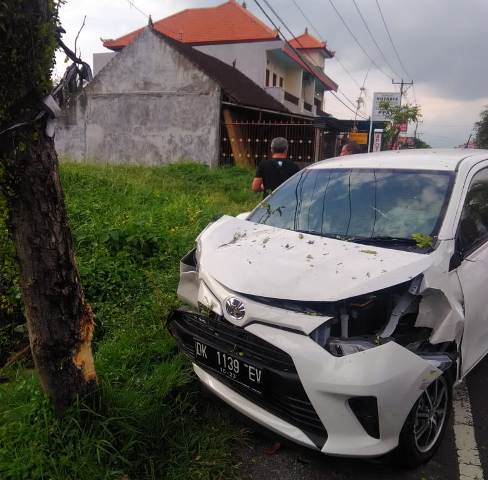 Kurang Hati-Hati Toyota Calya Tabrak Pemotor