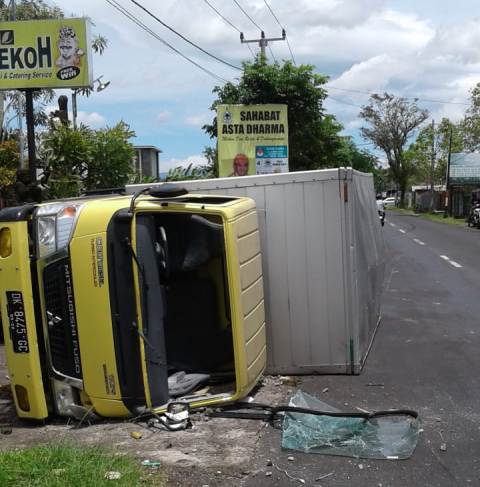 Truk Box Terguling di Depan Rumah Makan
