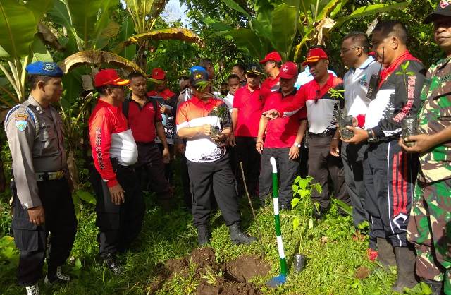 Peduli Kelestarian Hutan, Polres Jembrana Tanam Pohon di Hutan Lindung Pulukan