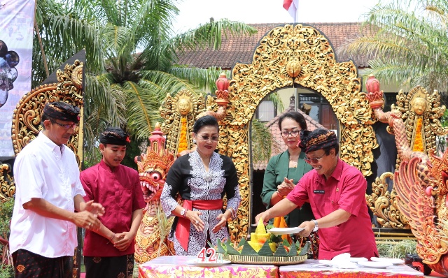 Hadiri HUT ke 42 SMAN 3 Denpasar, Ny. Putri Suastini Koster Minta Prestasi Sekolah Jangan Sekedar Dijadikan Pajangan