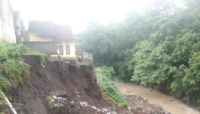 Hujan Deras, Satu Rumah Tergerus ke Sungai