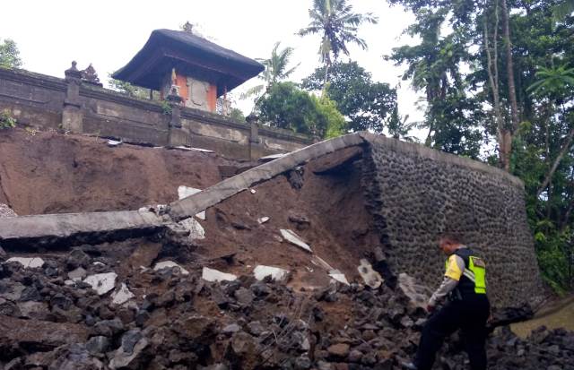 Diguyur Hujan Deras, Senderan Pura Prajapati Kukuh Jebol