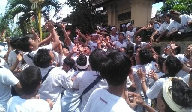 Mesuryak Tradisi Unik Tebar Uang Antarkan Leluhur di Desa Bongan Gede