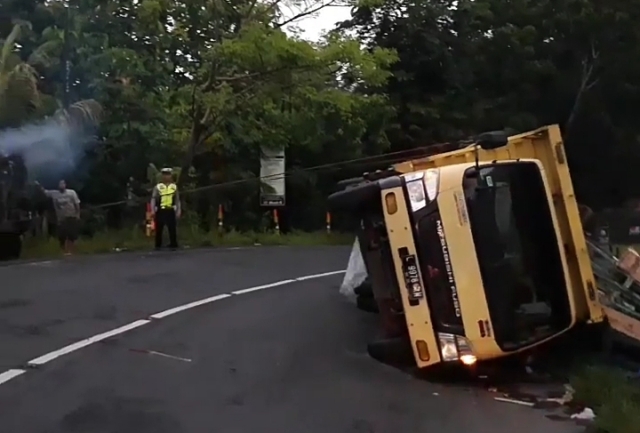 Truk Bermuatan Kaca Terguling di Pekutatan