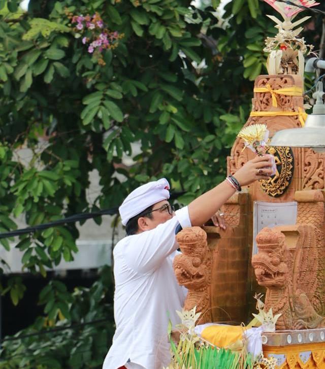 Wabup Sanjaya Mulang Pedagingan di Pelinggih Padmasana Banjar Adat Manusmrtti