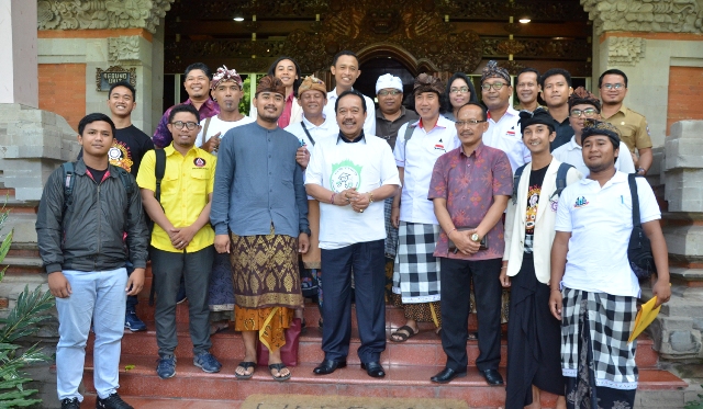 Wagub Bali Cok Ace Dukung Gerakan Kedas Sampah Plastik di Pura Besakih