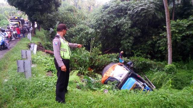 Gak Kuat Nanjak, Truk Masuk Jurang di Samsam