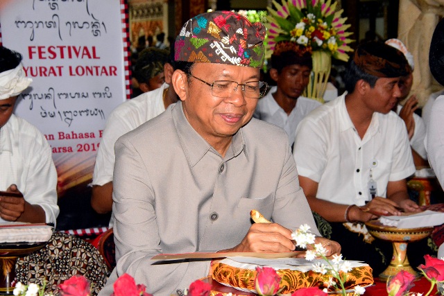 Bulan Bahasa Bali, Gubernur Koster Nyurat Lontar Bersama Seribu Pelajar dan Mahasiswa Se-Bali