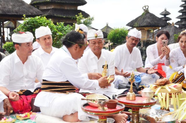 Gubernur Koster Tirta Yatra ke Sejumlah Pura Diareal Pura Agung Besakih