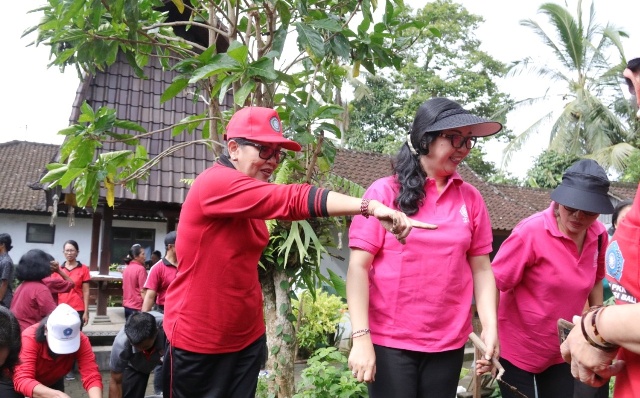 Ny. Putri Koster Sosialisasikan dan Harmonisasi “HATINYA PKK” di Desa Tiyinggading