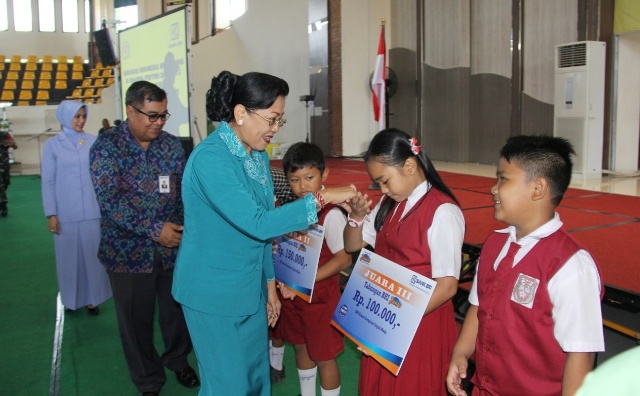 Ny. Putri Koster Motovasi Anak Anak Gemar Menabung Sejak Dini