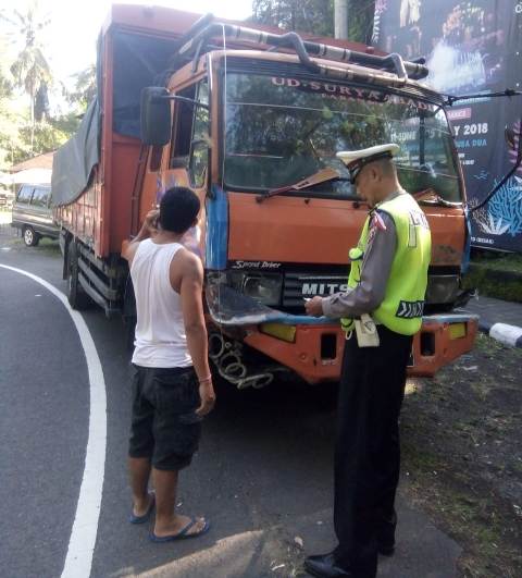 Rem Blong, Truk Tabrak Tiga Mobil di Jalur Tengkorak